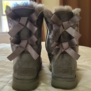 UGG  womens Short BOOTS size 6